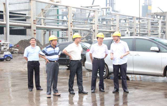 2014年6月25日，張家港市委書記姚林榮，市委常委、保稅區(qū)黨工委副書記卞東方等領(lǐng)導(dǎo)專程來華昌化工調(diào)研轉(zhuǎn)型升級(jí)項(xiàng)目。朱郁健、胡波陪同市領(lǐng)導(dǎo)實(shí)地查看并匯報(bào)有關(guān)情況。